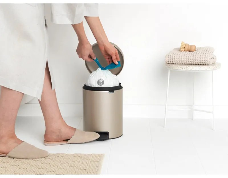 Cos de gunoi cu pedala Brabantia NewIcon 1003198, 5 L, Inchidere lina, Baza antiderapanta, Auriu metalic