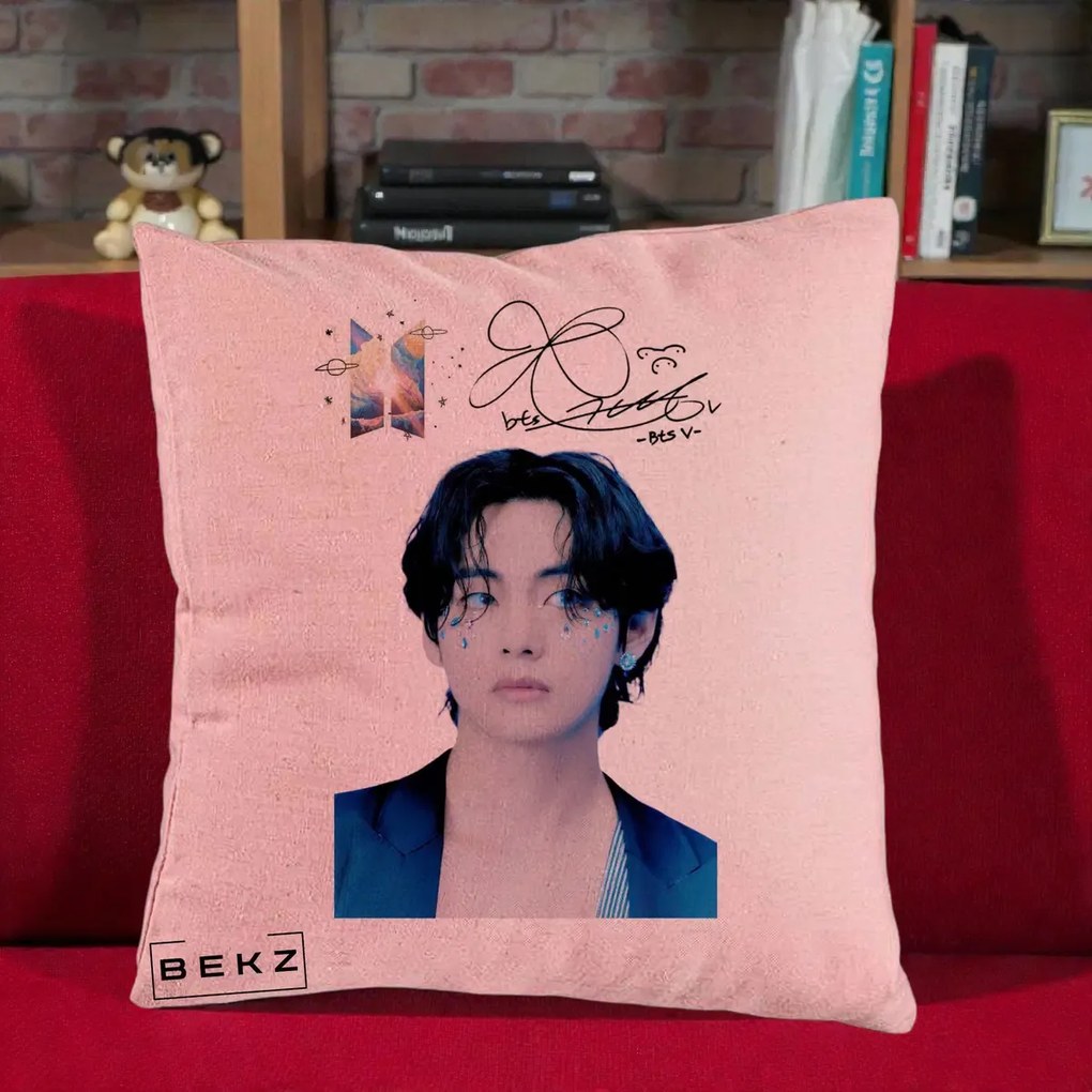 Perna Personalizata K-pop BTS V Taehyung Portret cu Autograf, 40x40 cm, Roz, Husa Detasabila, Perna Inclusa, BEKZ®