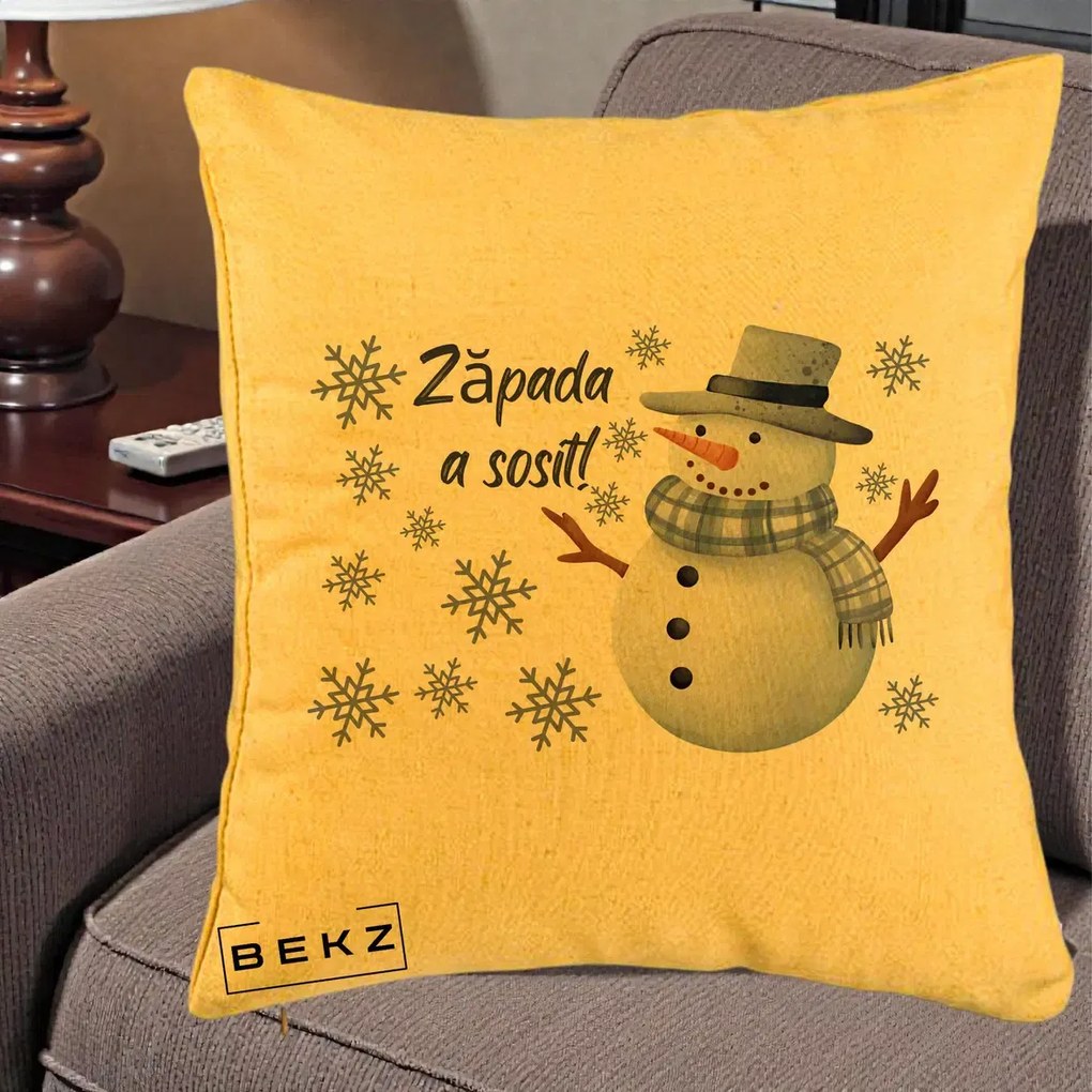 Perna Decorativa Zapada a Sosit Om de Zapada, 40x40 cm, Galben, Husa Detasabila, Perna Inclusa, BEKZ®