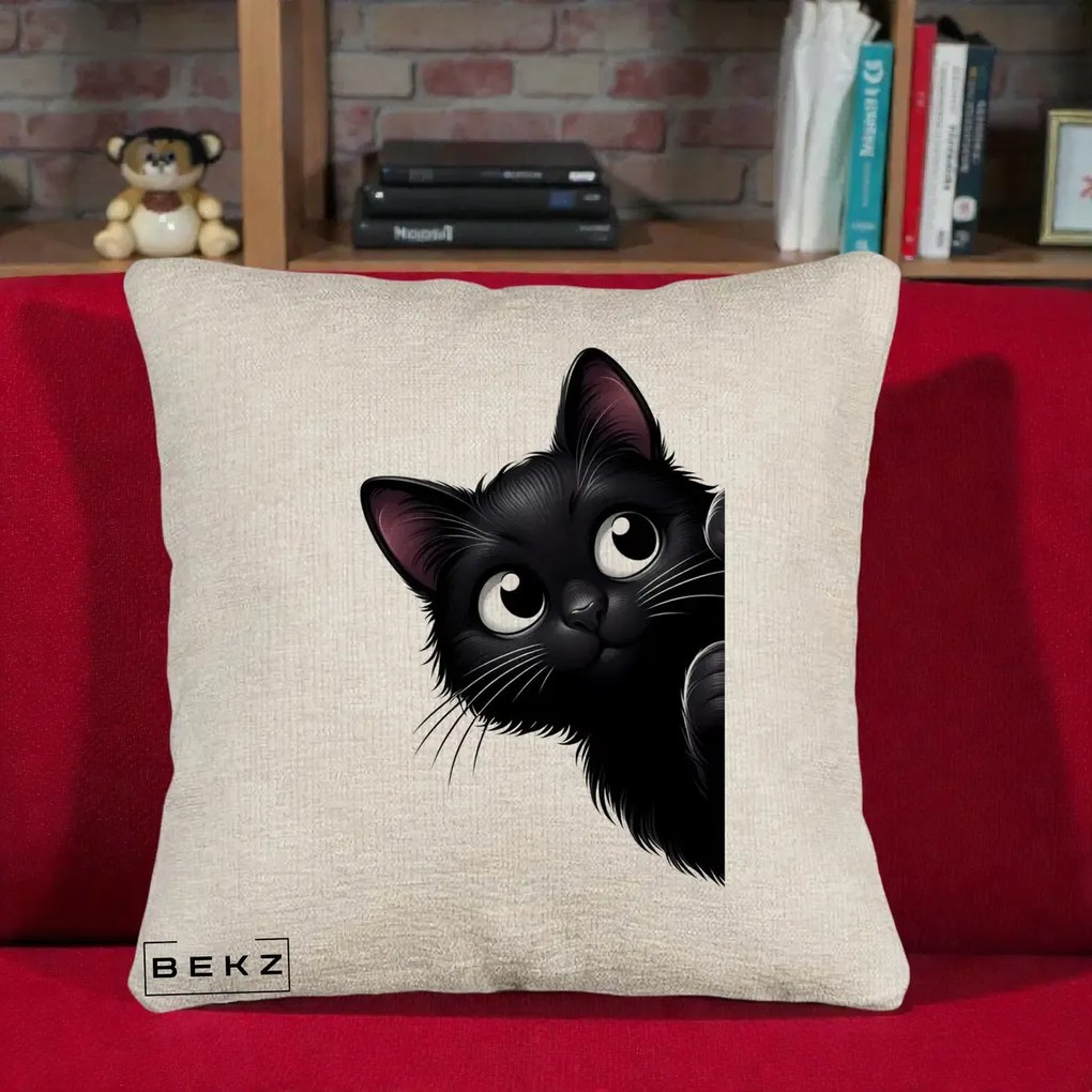 Perna Decorativa Pisica Neagra Dragalasa Curioasa, 40x40 cm, Bej Canapea, Husa Detasabila, Perna Inclusa, BEKZ®