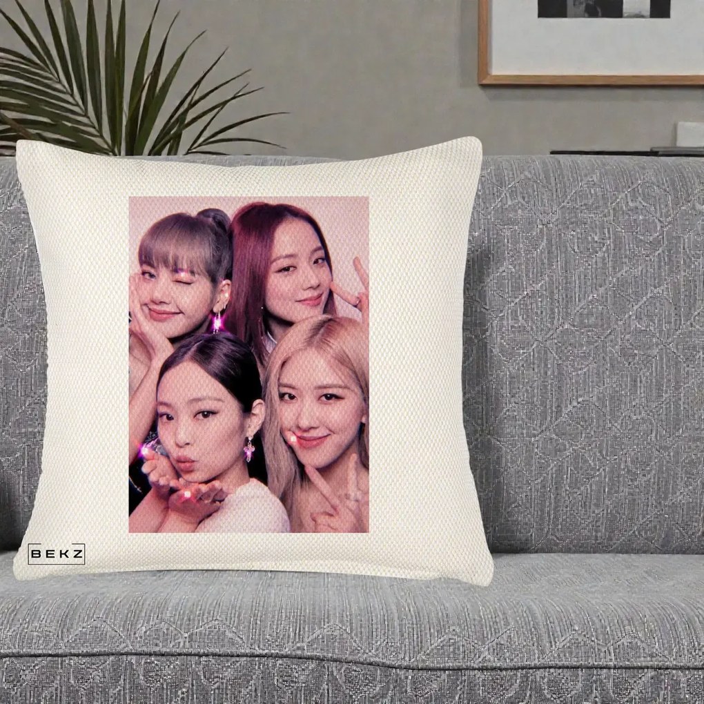 Perna Personalizata K-pop BLACKPINK Foto Grup Selfie Roz cu Glitter, 40x40 cm, Crem Reliefat, Husa Detasabila, Perna Inclusa, BEKZ®