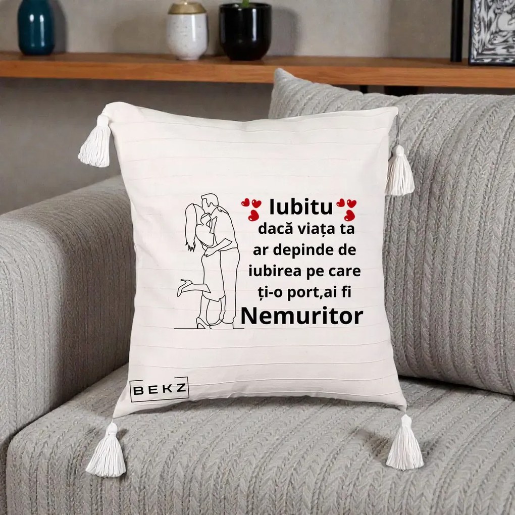 Cadou pentru Iubit - Perna Personalizata Iubitu Nemuritor cu Cuplu Line-Art si Inimi Rosii, 40x40 cm, Bej cu Franjuri, Husa Detasabila, Perna Inclusa, BEKZ®