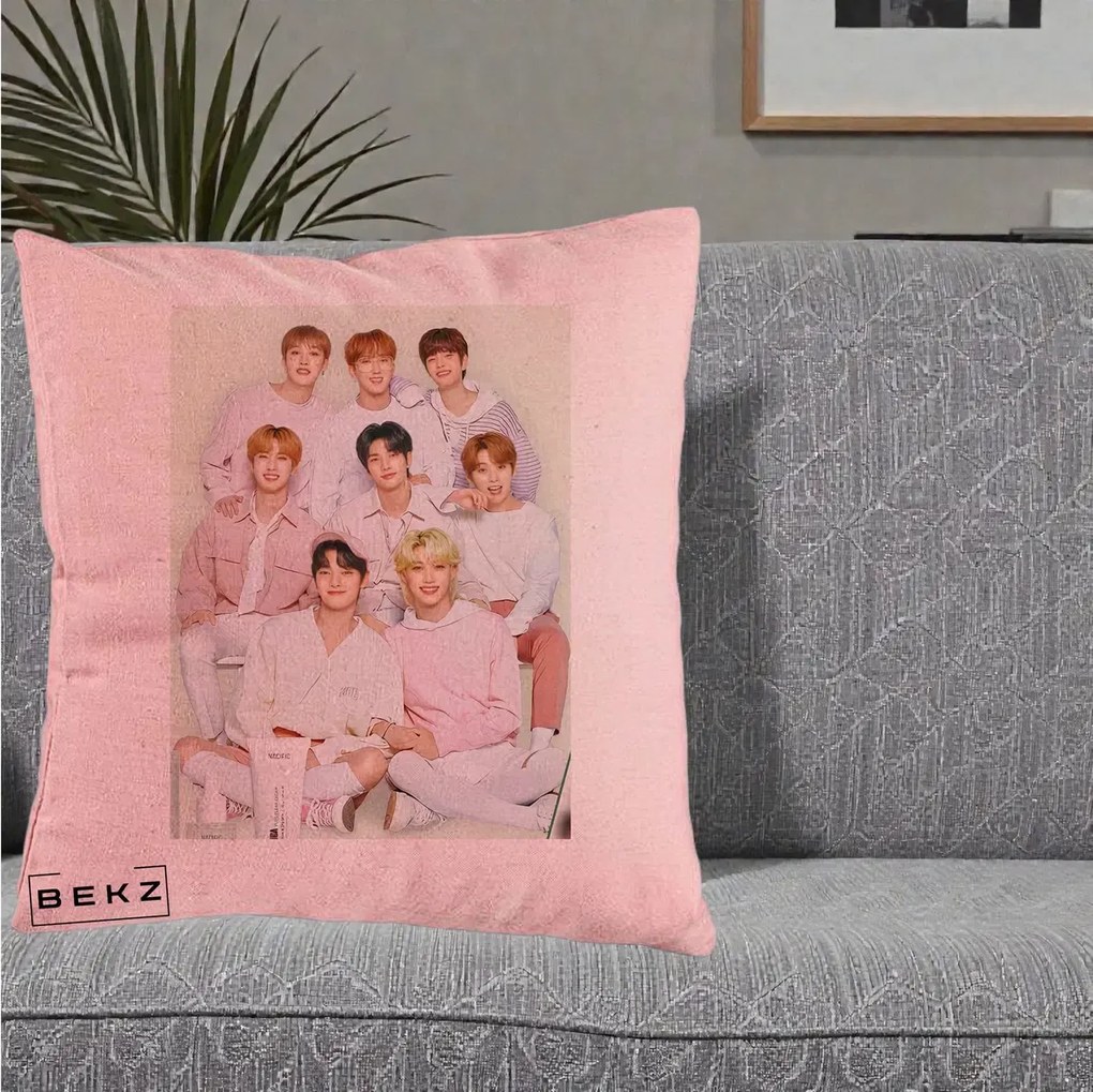 Perna Personalizata K-pop Stray Kids Foto Grup Pastel Roz-Alb cu 8 Membrii, 40x40 cm, Roz, Husa Detasabila, Perna Inclusa, BEKZ®