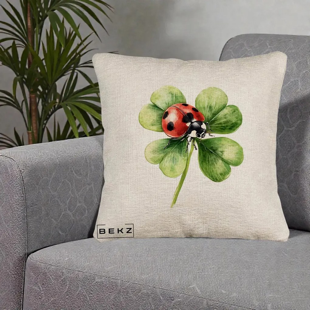 Perna Decorativa Buburuza Norocoasa pe Trifoi cu Patru Foi, 40x40 cm, Bej Canapea, Husa Detasabila, Perna Inclusa, BEKZ®