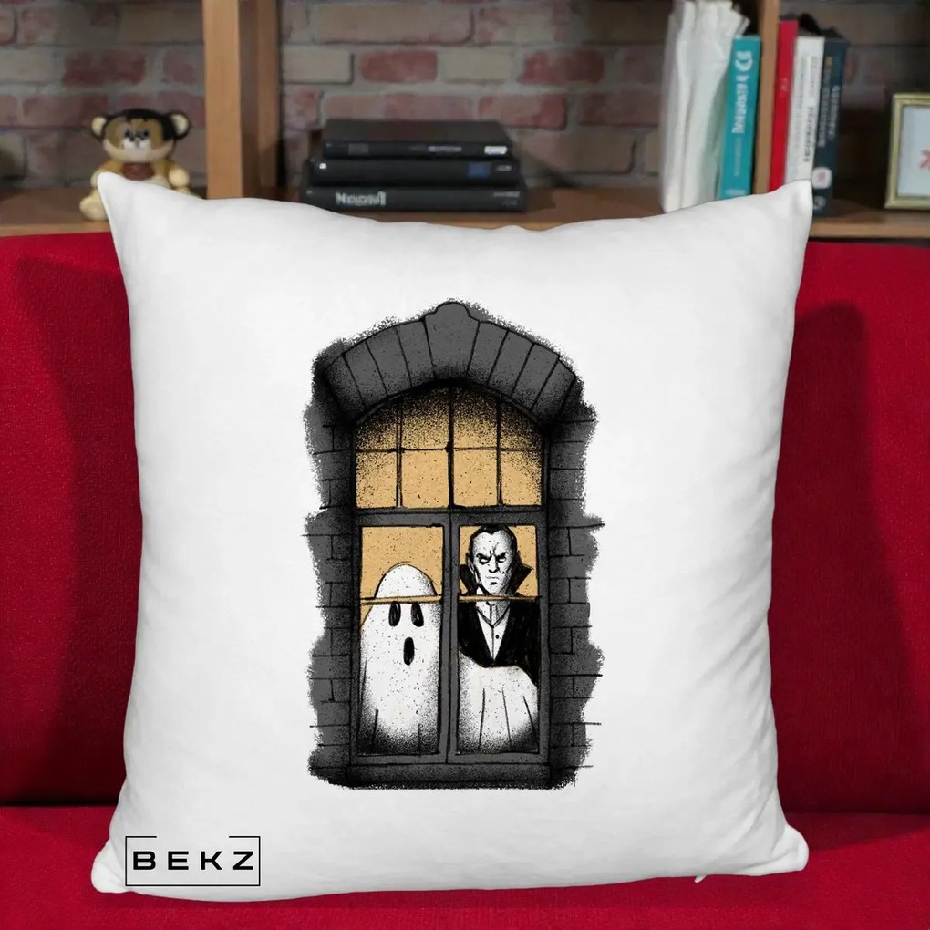Perna Decorativa Halloween Fantoma si Dracula la Fereastra, 40x40 cm, Alb Pufos, Husa Detasabila, Perna Inclusa, BEKZ®