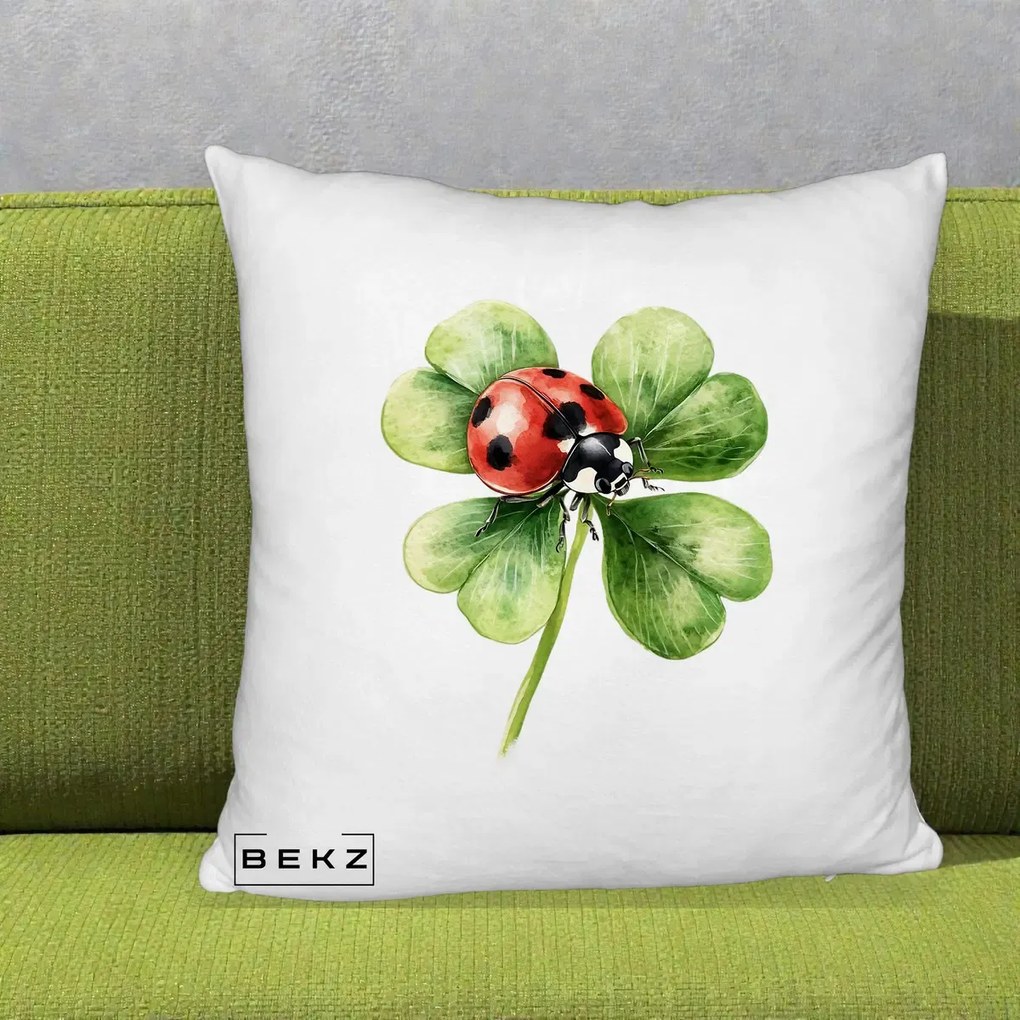 Perna Decorativa Buburuza Norocoasa pe Trifoi cu Patru Foi, 40x40 cm, Alb Pufos, Husa Detasabila, Perna Inclusa, BEKZ®