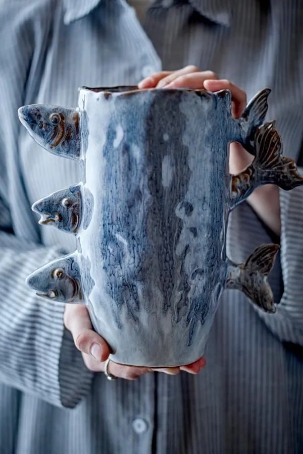 Vază decorativă albastră din ceramică cu pești sculptați, L23,5×H23×W13 cm, „Tace"