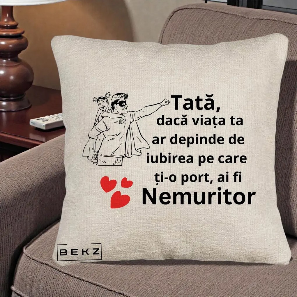 Cadou pentru Tata - Perna Personalizata Tata Nemuritor Supererou cu Masca, 40x40 cm, Bej Canapea, Husa Detasabila, Perna Inclusa, BEKZ®