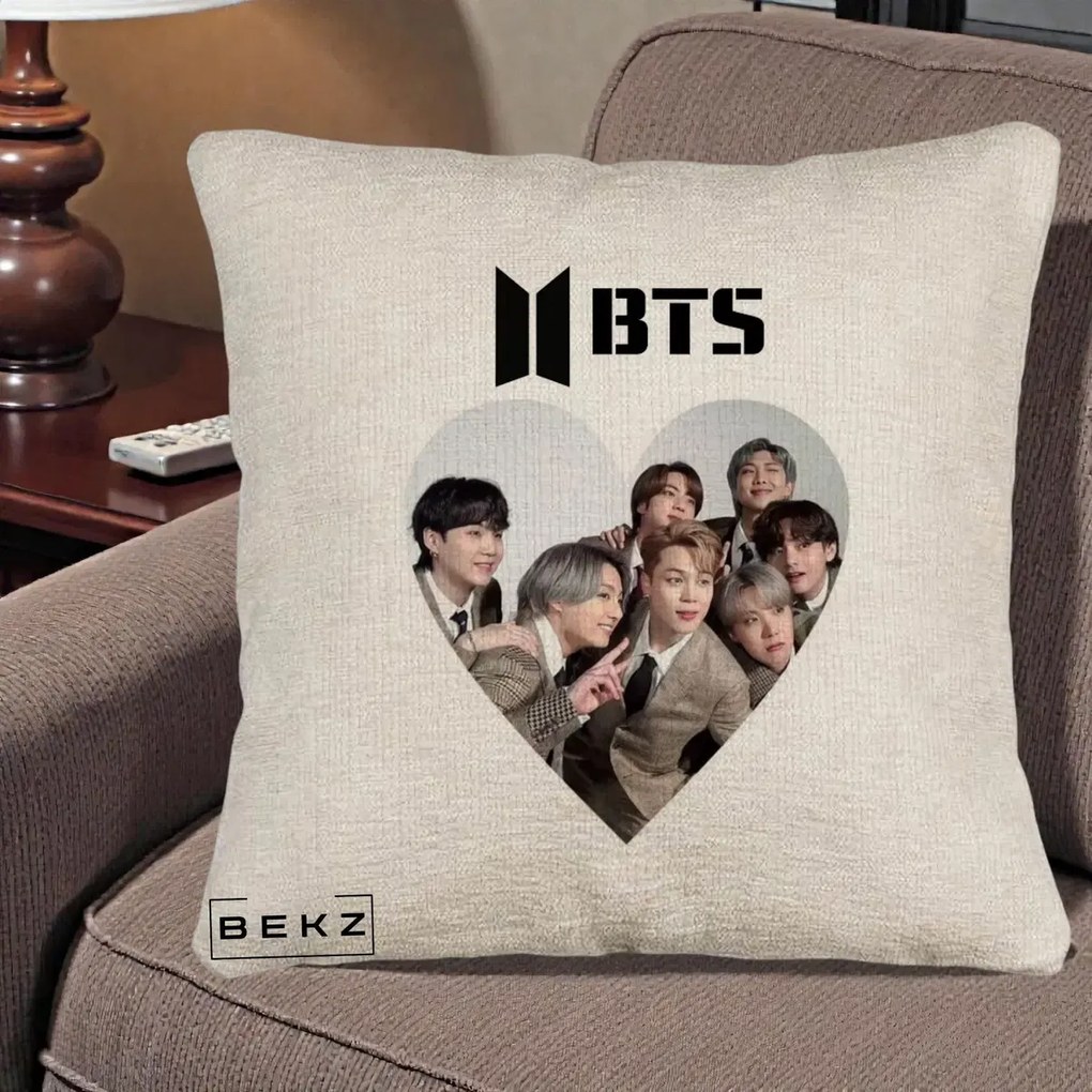 Perna Personalizata K-pop BTS Grup Fotografie in Inima, 40x40 cm, Bej Canapea, Husa Detasabila, Perna Inclusa, BEKZ®