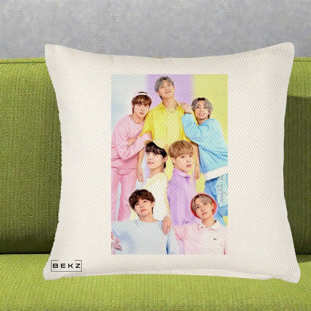 Perna Personalizata K-pop BTS Foto Grup Pastel Colorat cu 7 Membrii, 40x40 cm, Crem Reliefat, Husa Detasabila, Perna Inclusa, BEKZ®
