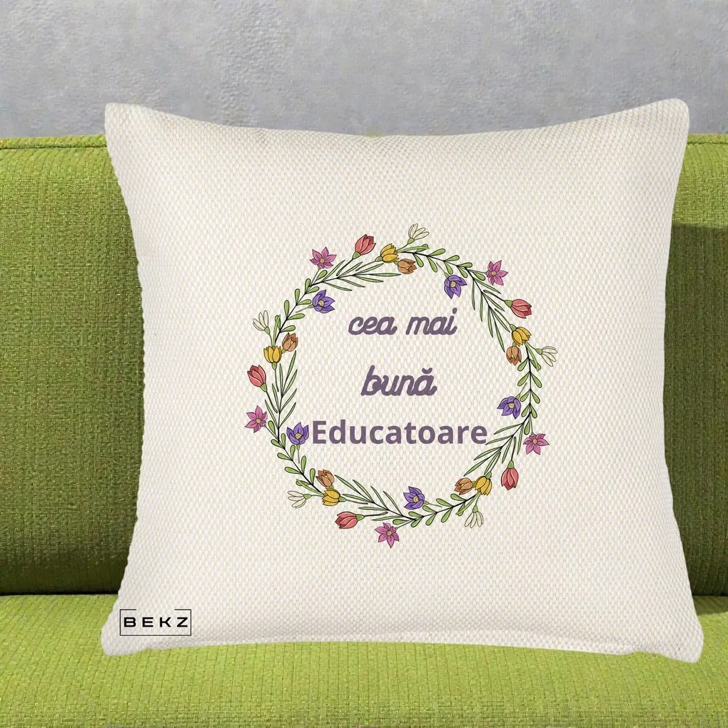 Cadou pentru Educatoare - Perna Personalizata Cea mai Buna Educatoare cu Coronita Florala Colorata, 40x40 cm, Crem Reliefat, Husa Detasabila, Perna Inclusa, BEKZ®