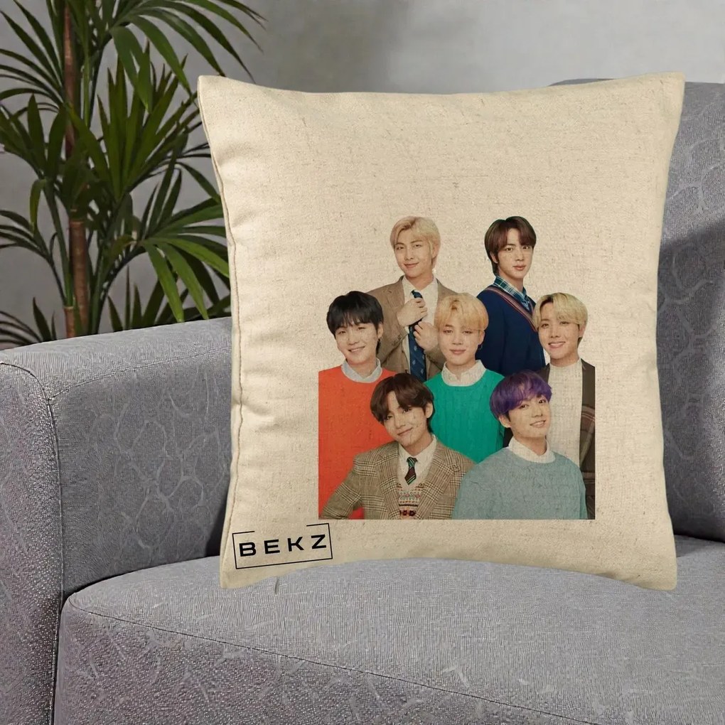 Perna Personalizata K-pop BTS Fotografie Grup Tinute Elegante, 40x40 cm, Bej, Husa Detasabila, Perna Inclusa, BEKZ®