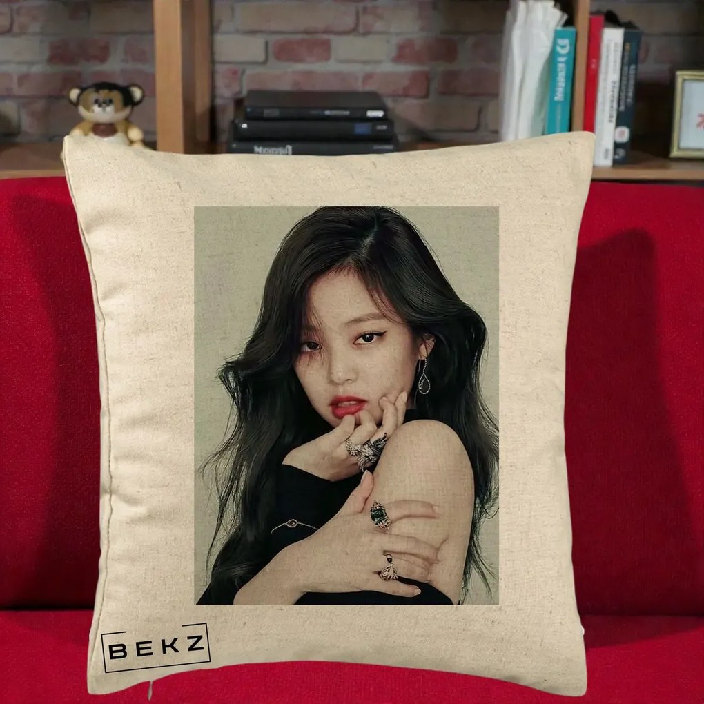 Perna Personalizata K-pop BLACKPINK Jennie Editorial Negru cu Inele, 40x40 cm, Bej, Husa Detasabila, Perna Inclusa, BEKZ®