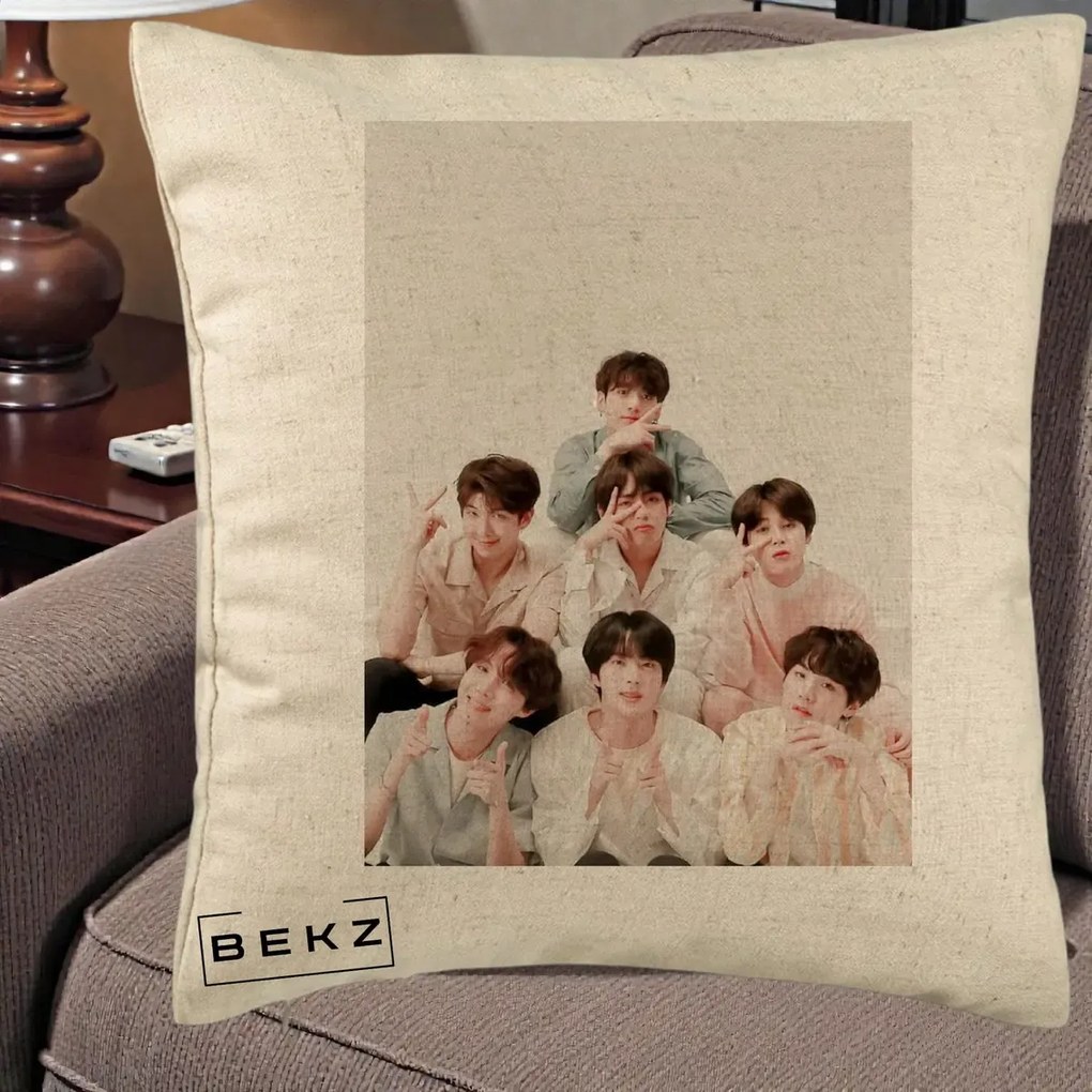 Perna Personalizata K-pop BTS Foto Grup Pastel, 40x40 cm, Bej, Husa Detasabila, Perna Inclusa, BEKZ®