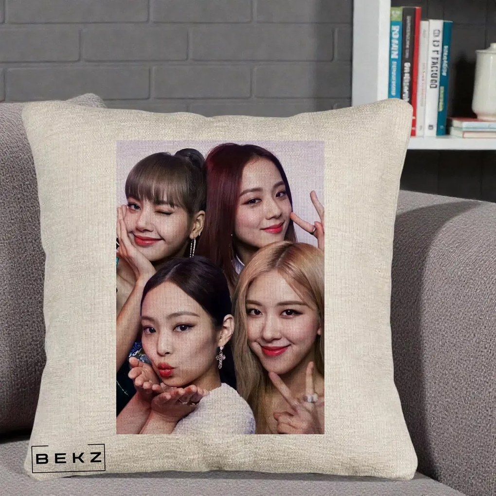 Perna Personalizata K-pop BLACKPINK Foto Grup Selfie 4 Membre, 40x40 cm, Bej Canapea, Husa Detasabila, Perna Inclusa, BEKZ®
