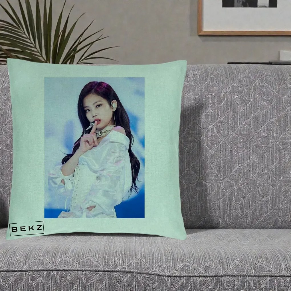 Perna Personalizata K-pop BLACKPINK Jennie Concert Alb cu Microfon, 40x40 cm, Verde Menta, Husa Detasabila, Perna Inclusa, BEKZ®