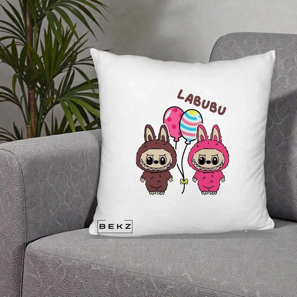 Perna Personalizata Labubu Cuplu cu Baloane, 40x40 cm, Alb Pufos, Husa Detasabila, Perna Inclusa, BEKZ®