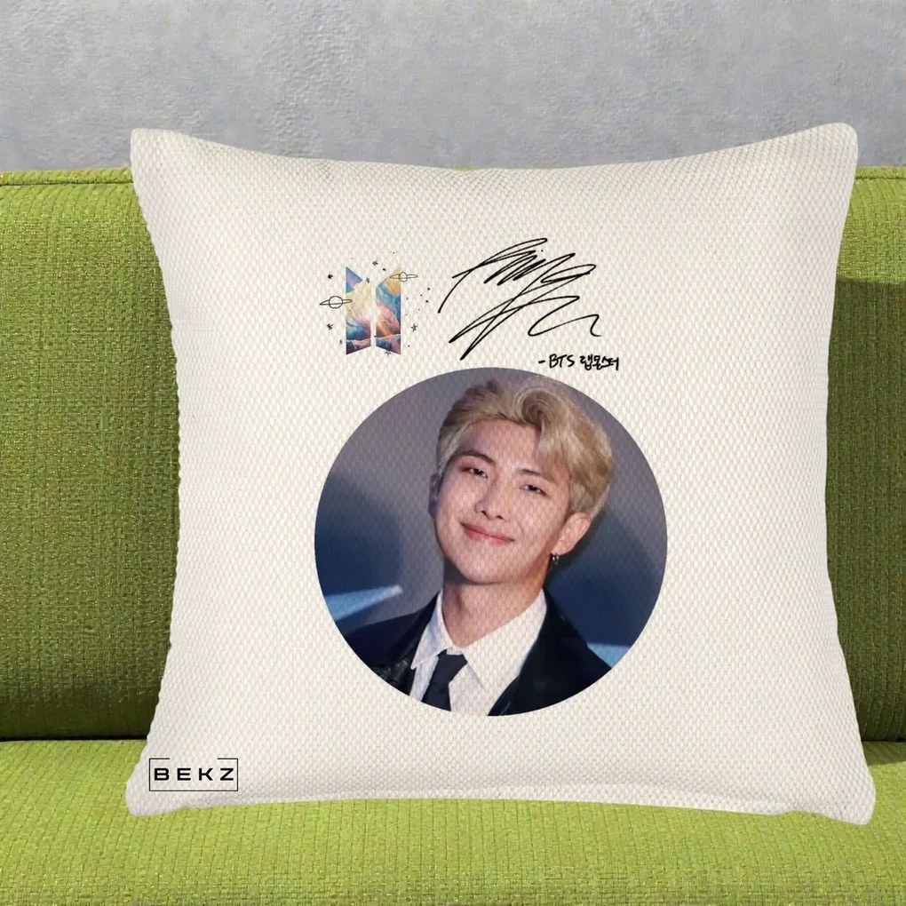 Perna Personalizata K-pop BTS RM Namjoon Portret Cerc cu Autograf, 40x40 cm, Crem Reliefat, Husa Detasabila, Perna Inclusa, BEKZ®