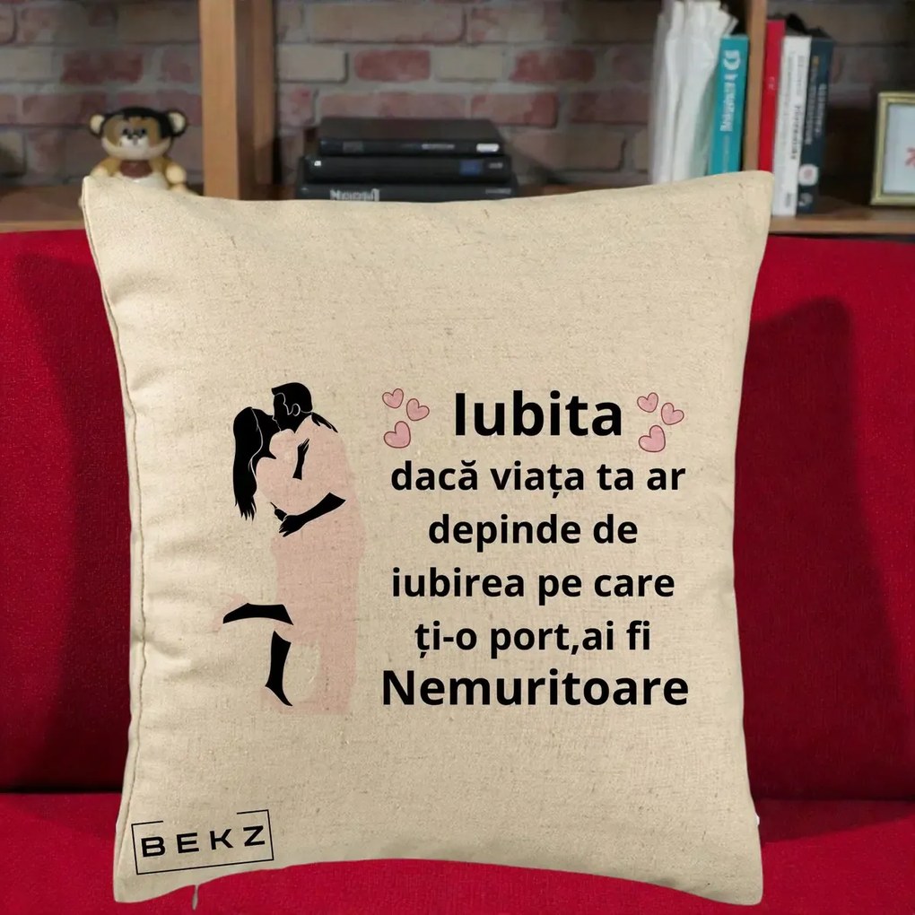 Cadou pentru Iubita - Perna Personalizata Iubita Nemuritoare cu Siluete de Cuplu, 40x40 cm, Bej, Husa Detasabila, Perna Inclusa, BEKZ®