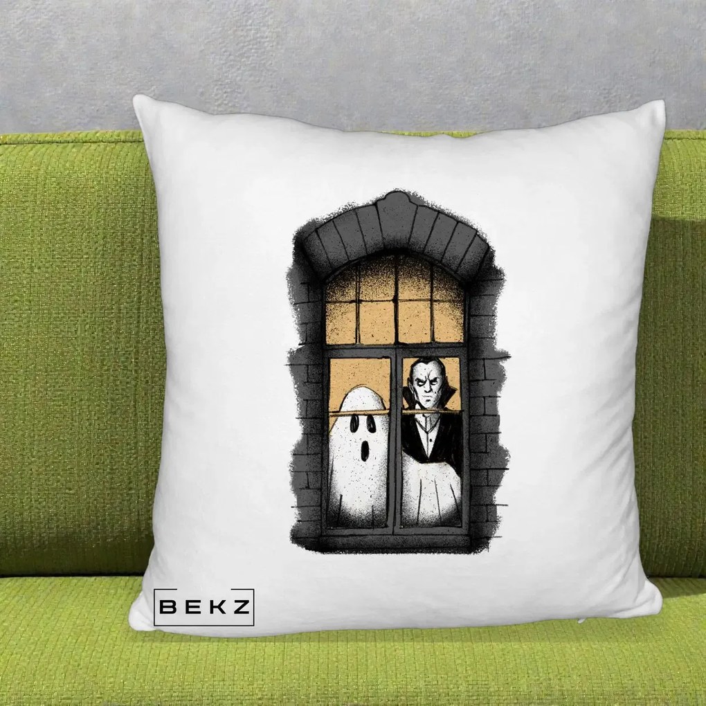 Perna Decorativa Halloween Fantoma si Dracula la Fereastra, 40x40 cm, Alb Pufos, Husa Detasabila, Perna Inclusa, BEKZ®