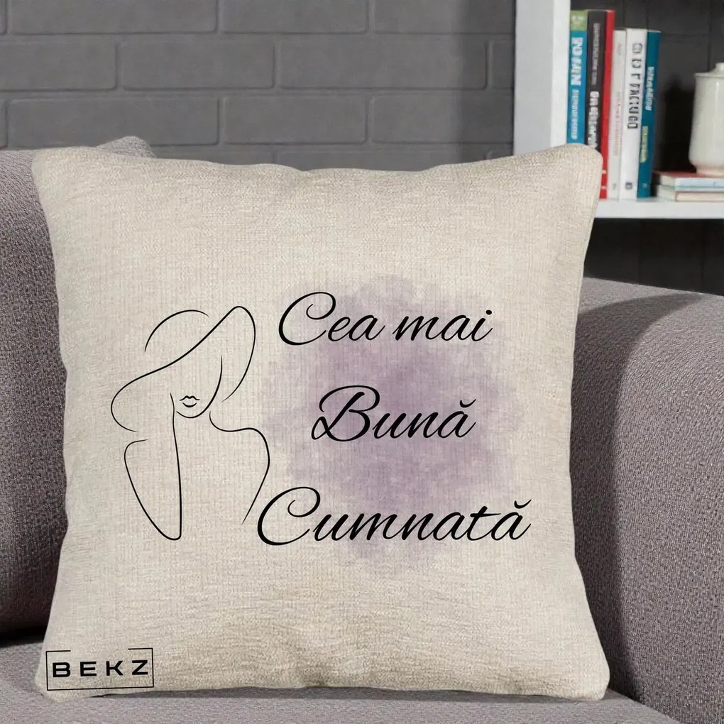 Cadou pentru Cumnata - Perna Personalizata Cea mai Buna Cumnata cu Silueta Dama si Pete Violet, 40x40 cm, Bej Canapea, Husa Detasabila, Perna Inclusa, BEKZ®
