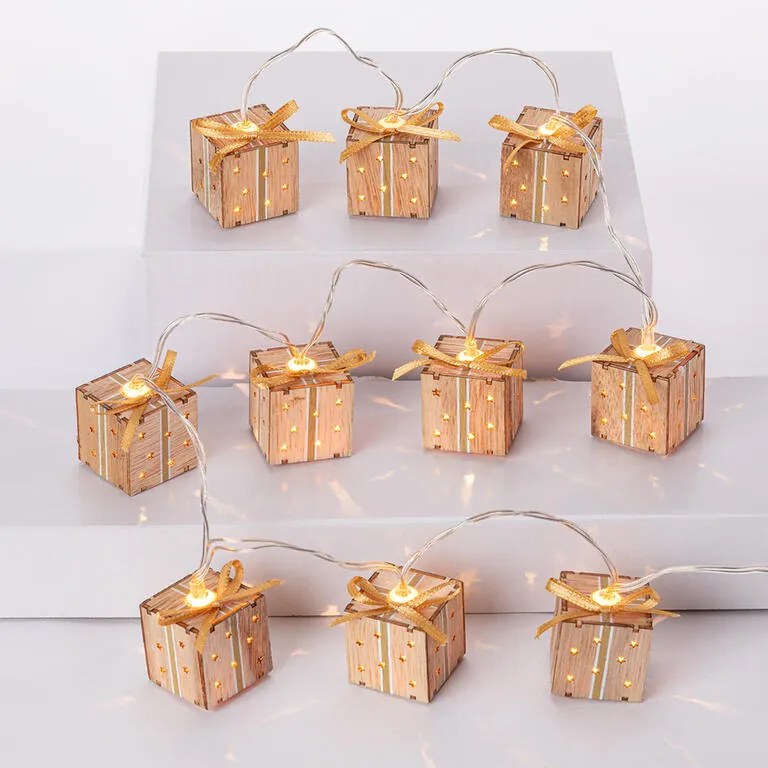 Lanţul luminos cu cadouri din lemn