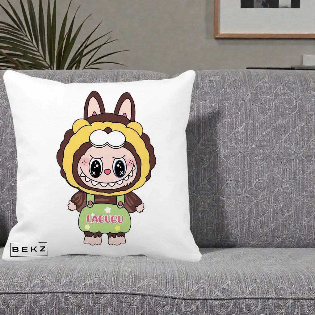 Perna Personalizata Labubu Leu Galben cu Salopeta, 40x40 cm, Alba Mata, Husa Detasabila, Perna Inclusa, BEKZ®