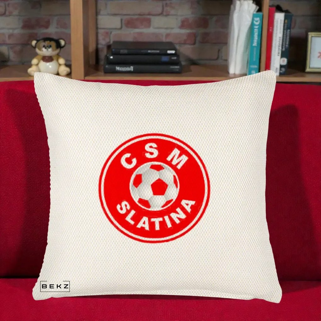 Perna Personalizata CSM Slatina Fotbal, 40x40 cm, Crem Reliefat, Husa Detasabila, Perna Inclusa, BEKZ®