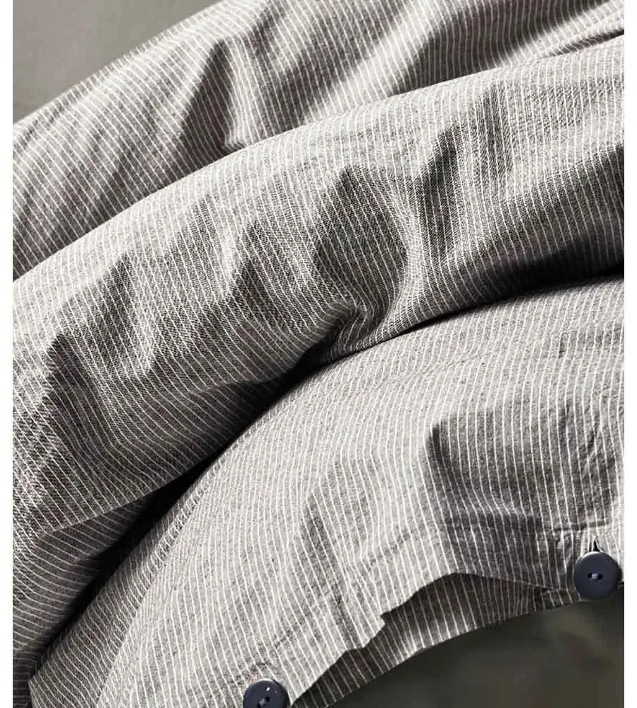 LENJERIE DE PAT NATURAL STRIPES, 2 PERSOANE, CEARCEAF PAT 240X260 CM, HUSA PILOTA 200X220 CM, 2 FETE PERNA 50X70 CM, 100% BUMBAC CU ASPECT DE IN, SISTEM INCHIDERE NASTURI, GRI/ALB