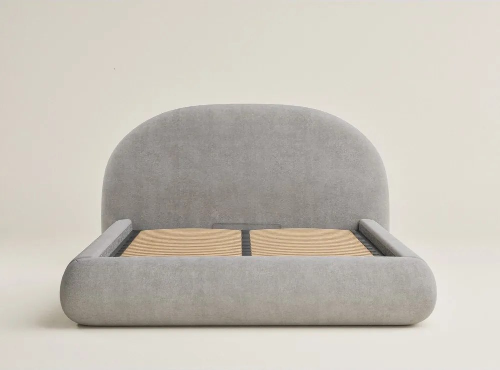 Pat matrimonial grej tapițat cu spațiu de depozitare cu somieră 160x200 cm Maumere – Maison de Rêve