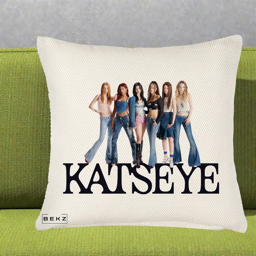 Perna Personalizata K-pop KATSEYE Foto Grup Blugi, 40x40 cm, Crem Reliefat, Husa Detasabila, Perna Inclusa, BEKZ®
