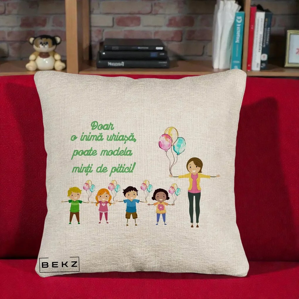 Cadou pentru Educatoare - Perna Personalizata Doar o Inima Uriasa poate Modela Minti de Pitici cu Educatoare si Baloane, 40x40 cm, Bej Canapea, Husa Detasabila, Perna Inclusa, BEKZ®