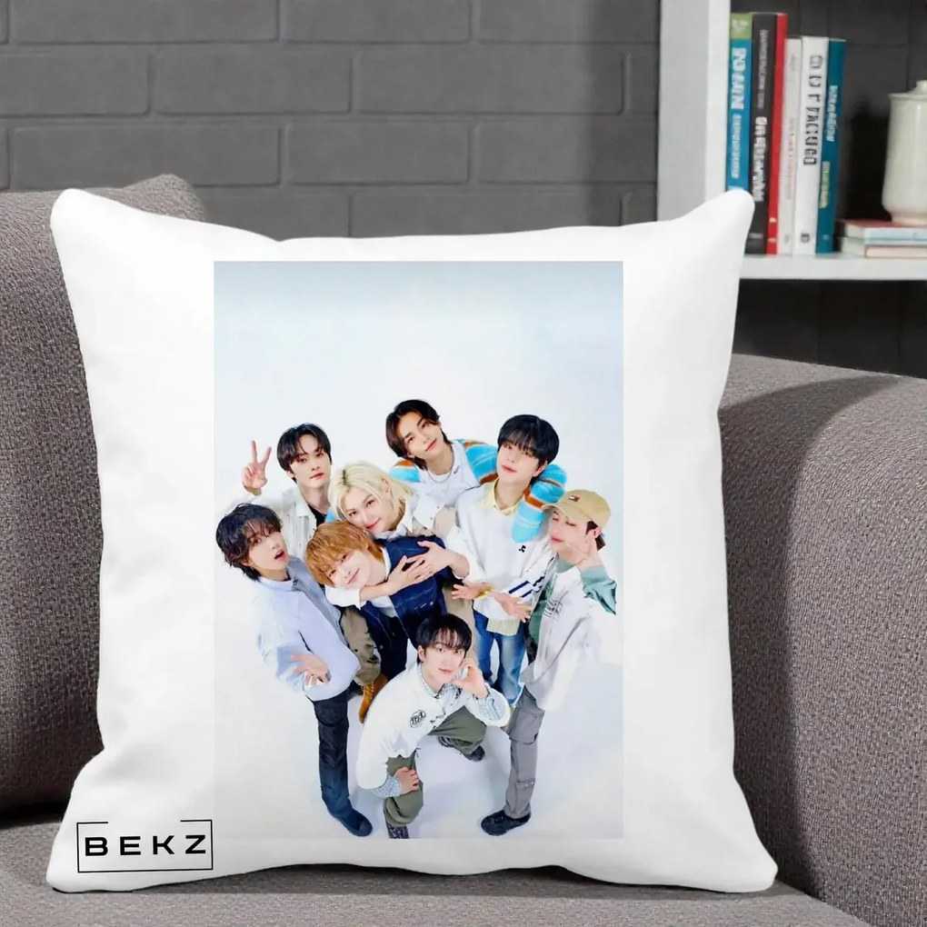Perna Personalizata K-pop Stray Kids Foto Grup Bleu, 40x40 cm, Alba Mata, Husa Detasabila, Perna Inclusa, BEKZ®