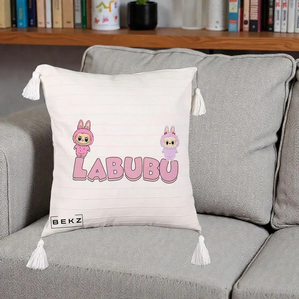 Perna Personalizata Labubu Duo Roz-Lila cu Text, 40x40 cm, Bej cu Franjuri, Husa Detasabila, Perna Inclusa, BEKZ®