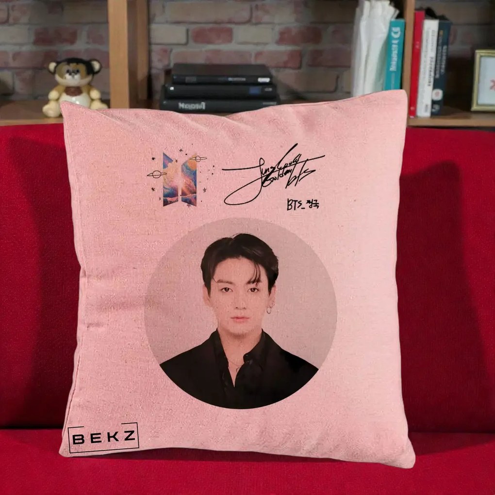 Perna Personalizata K-pop BTS Jungkook Portret cu Autograf, 40x40 cm, Roz, Husa Detasabila, Perna Inclusa, BEKZ®