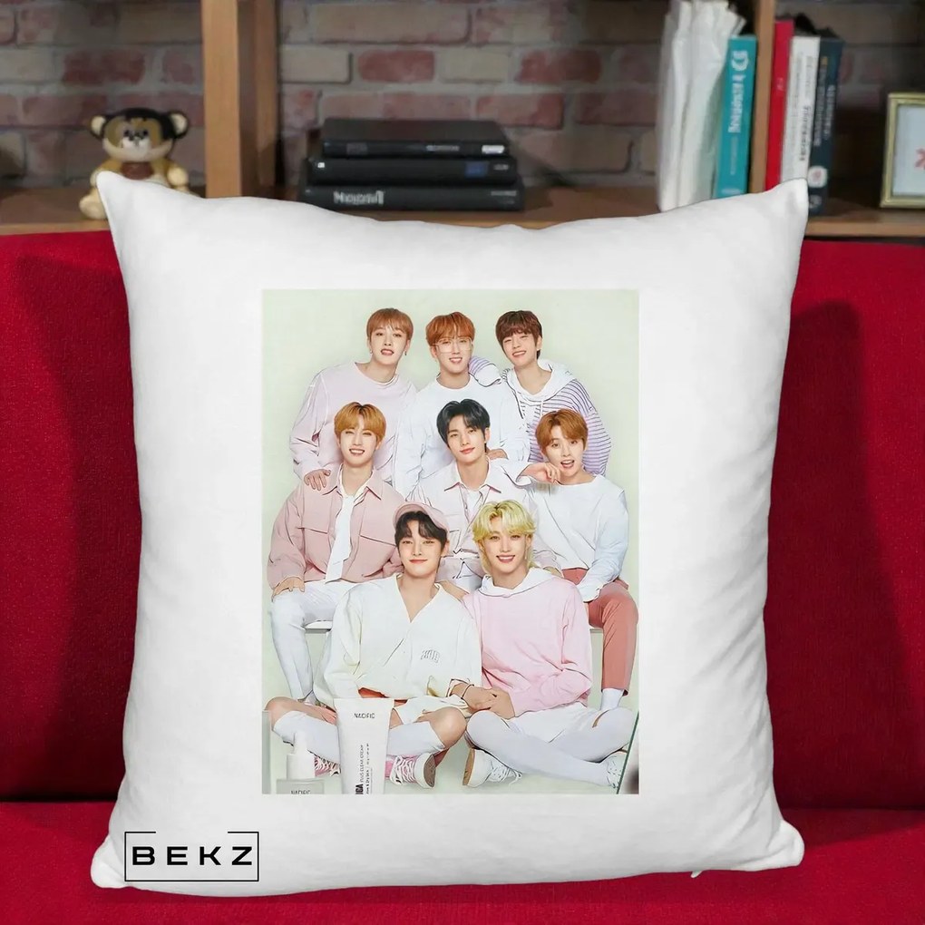 Perna Personalizata K-pop Stray Kids Foto Grup Pastel Roz-Alb cu 8 Membrii, 40x40 cm, Alb Pufos, Husa Detasabila, Perna Inclusa, BEKZ®