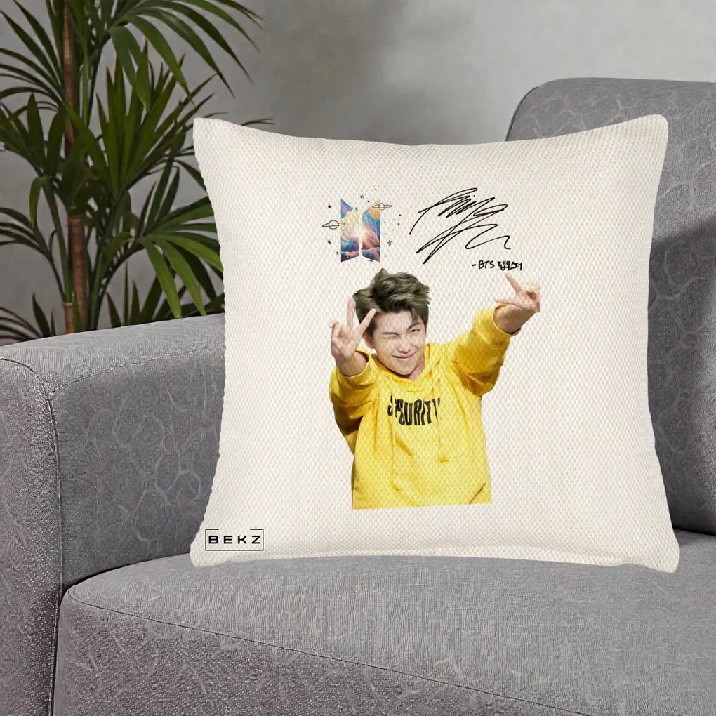 Perna Personalizata K-pop BTS RM Namjoon Hanorac Galben Autograf, 40x40 cm, Crem Reliefat, Husa Detasabila, Perna Inclusa, BEKZ®