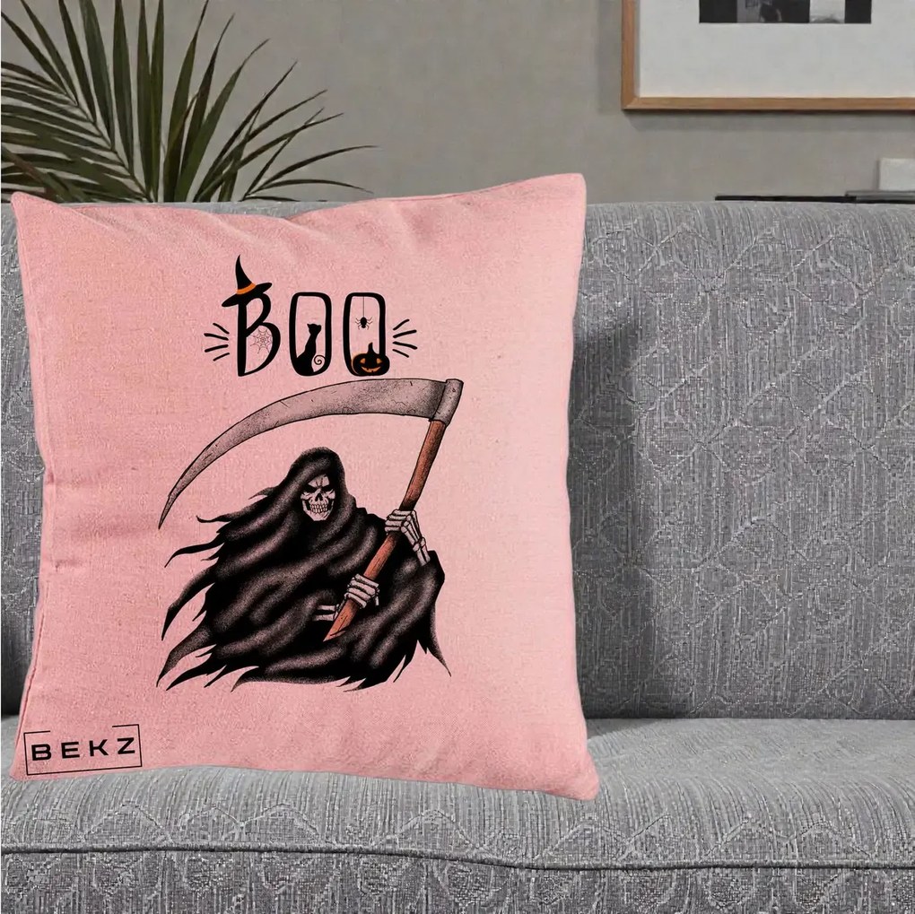Perna Decorativa Halloween Boo Grim Reaper cu Coasa, 40x40 cm, Roz, Husa Detasabila, Perna Inclusa, BEKZ®