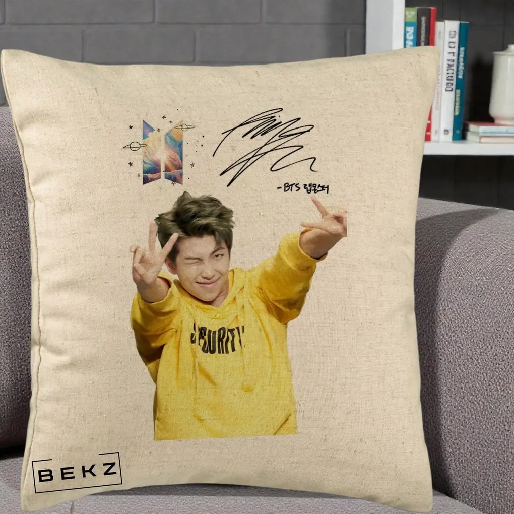 Perna Personalizata K-pop BTS RM Namjoon Hanorac Galben Autograf, 40x40 cm, Bej, Husa Detasabila, Perna Inclusa, BEKZ®