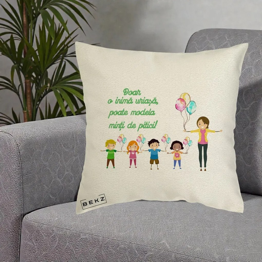 Cadou pentru Educatoare - Perna Personalizata Doar o Inima Uriasa poate Modela Minti de Pitici cu Educatoare si Baloane, 40x40 cm, Ecru, Husa Detasabila, Perna Inclusa, BEKZ®