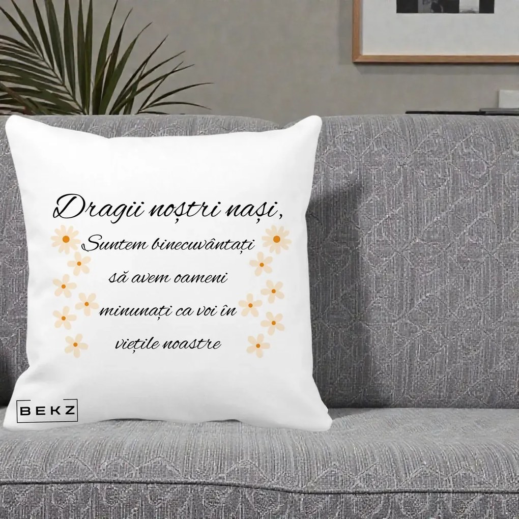 Cadou pentru Nasi - Perna Personalizata Dragii Nostri Nasi Suntem Binecuvantati cu Floricele, 40x40 cm, Alba Mata, Husa Detasabila, Perna Inclusa, BEKZ®