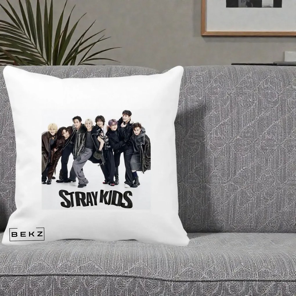 Perna Personalizata K-pop Stray Kids Outfit Negru, 40x40 cm, Alba Mata, Husa Detasabila, Perna Inclusa, BEKZ®