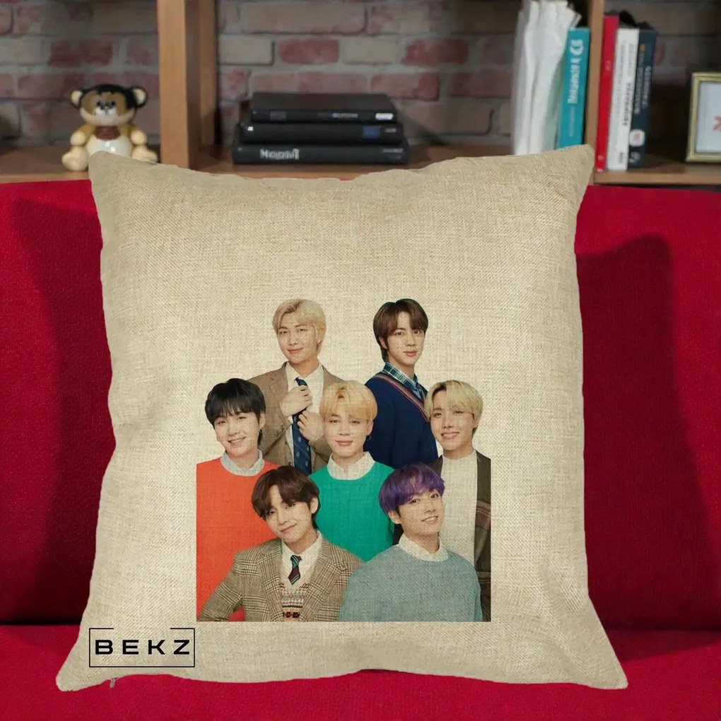 Perna Personalizata K-pop BTS Fotografie Grup Tinute Elegante, 40x40 cm, Crem, Husa Detasabila, Perna Inclusa, BEKZ®