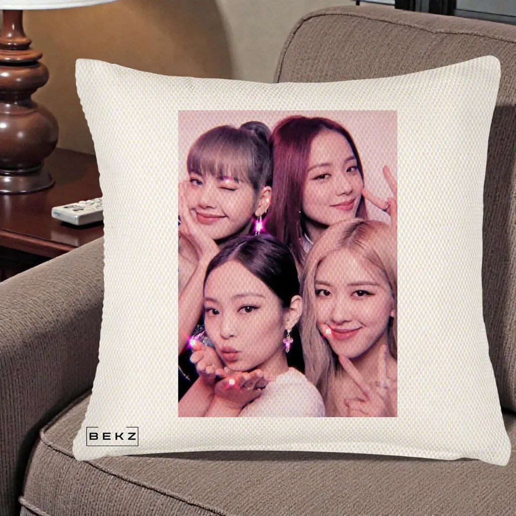 Perna Personalizata K-pop BLACKPINK Foto Grup Selfie Roz cu Glitter, 40x40 cm, Crem Reliefat, Husa Detasabila, Perna Inclusa, BEKZ®