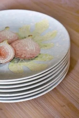 Tavă pentru servire din ceramică cu model mozaic și motiv smochine, H2,8/D26,5 cm, skyblue &amp; cherry, „Chartres”
