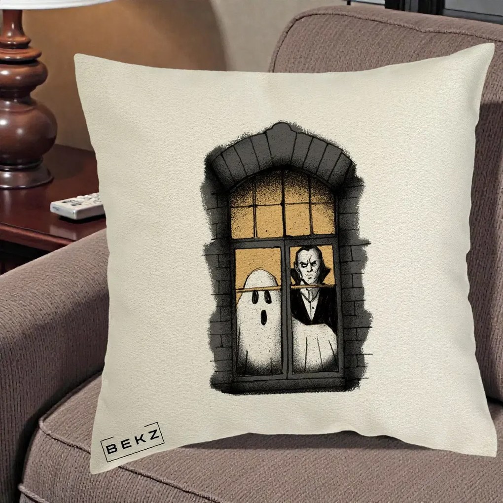 Perna Decorativa Halloween Fantoma si Dracula la Fereastra, 40x40 cm, Ecru, Husa Detasabila, Perna Inclusa, BEKZ®