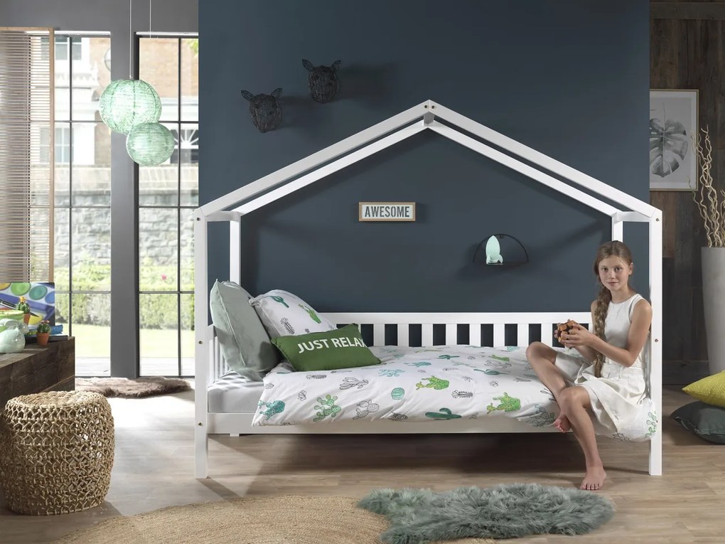 Set DALLAS în alb format dintr-un Pat copii Vipack cu gard (90 x 200 cm) și o SALTEA PAT COPII Basic Cool (90 x 200 x 10 cm).