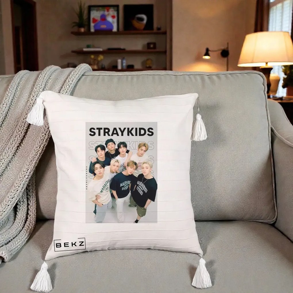 Perna Personalizata K-pop Stray Kids STRAYKIDS Alb-Negru cu Foto Grup, 40x40 cm, Bej cu Franjuri, Husa Detasabila, Perna Inclusa, BEKZ®