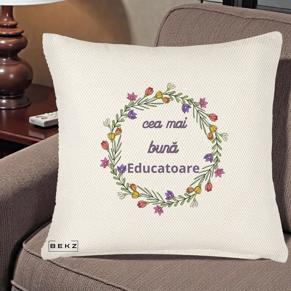 Cadou pentru Educatoare - Perna Personalizata Cea mai Buna Educatoare cu Coronita Florala Colorata, 40x40 cm, Crem Reliefat, Husa Detasabila, Perna Inclusa, BEKZ®