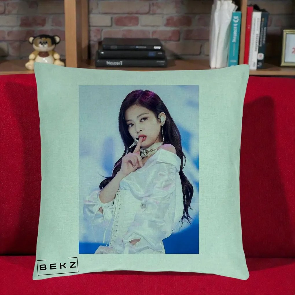 Perna Personalizata K-pop BLACKPINK Jennie Concert Alb cu Microfon, 40x40 cm, Verde Menta, Husa Detasabila, Perna Inclusa, BEKZ®